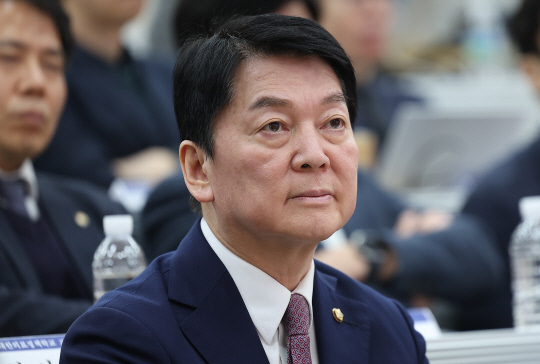 지난 3월10일 안철수 국민의힘 의원이 서울 종로구 서울대병원 의과대학에서 열린 '의사 수 추계 논문 공모 발표회'에 참석해 있다.<연합뉴스 사진>